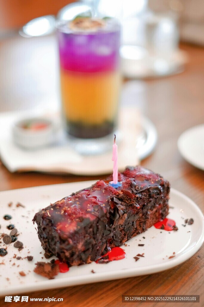 美味巧克力蛋糕配多彩饮品