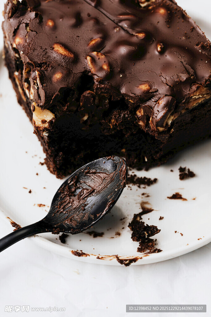 美味巧克力蛋糕一勺特写
