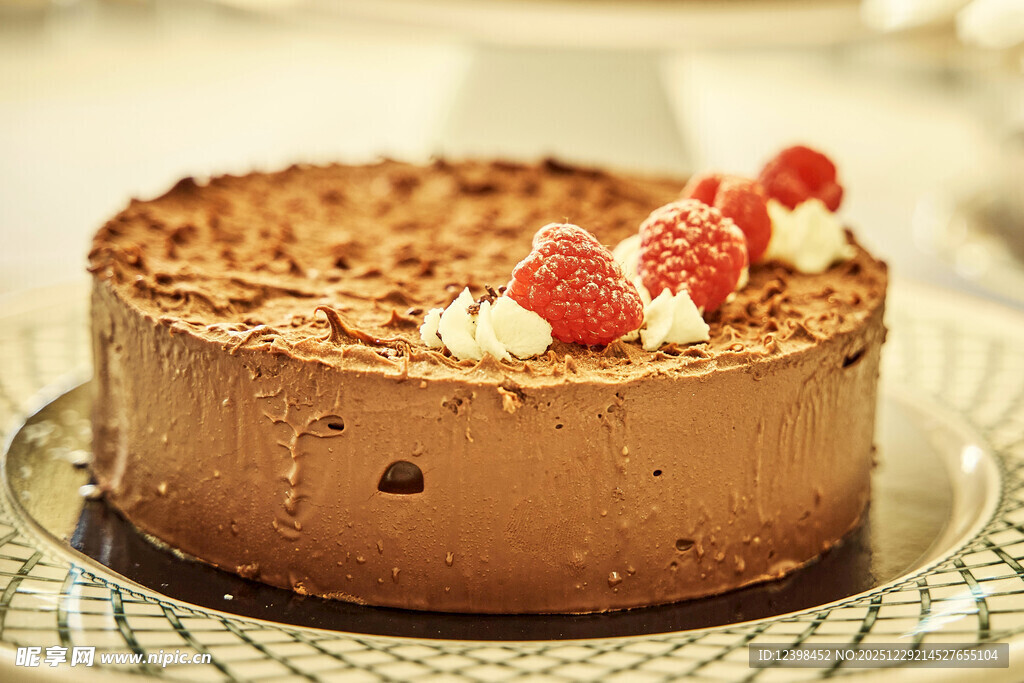 美味巧克力蛋糕配鲜果