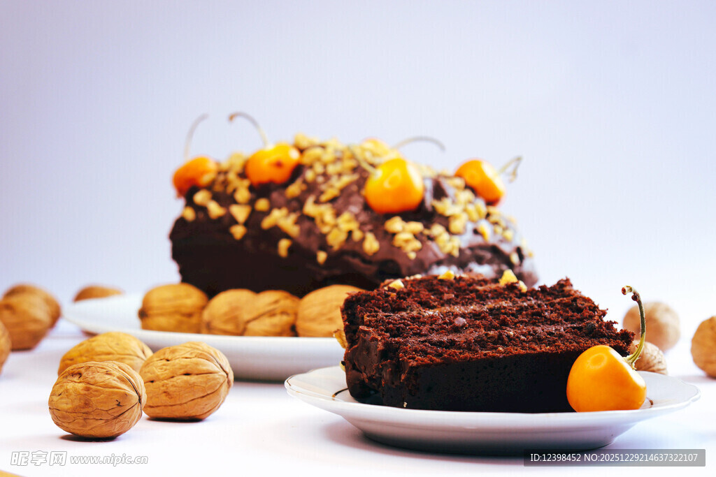 美味巧克力蛋糕与榛果