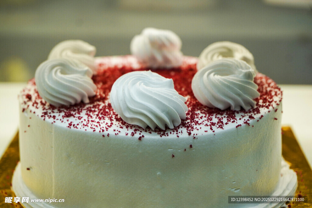 草莓奶油装饰的美味蛋糕