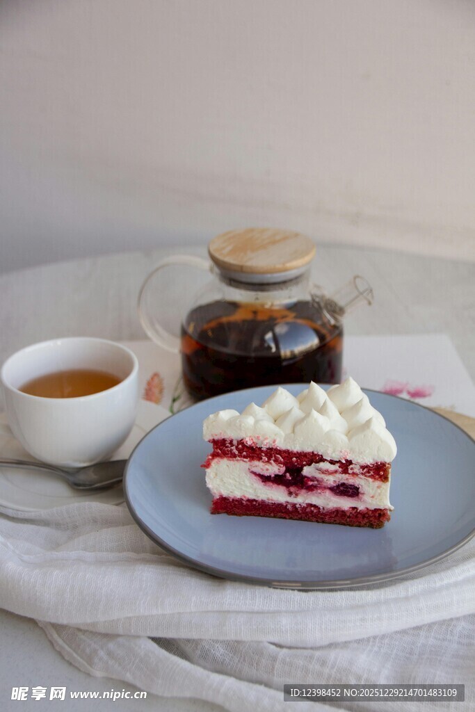 美味分层蛋糕配茶饮