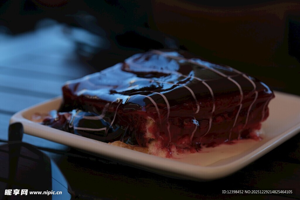 美味巧克力淋酱蛋糕