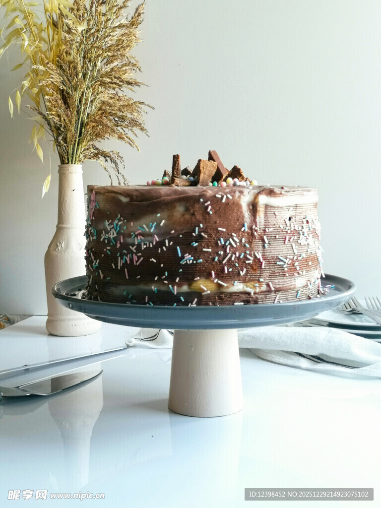 巧克力蛋糕搭配装饰摆件