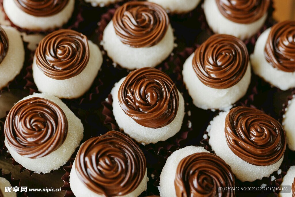 巧克力奶油裱花小蛋糕