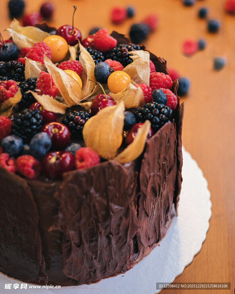 巧克力水果装饰精美蛋糕