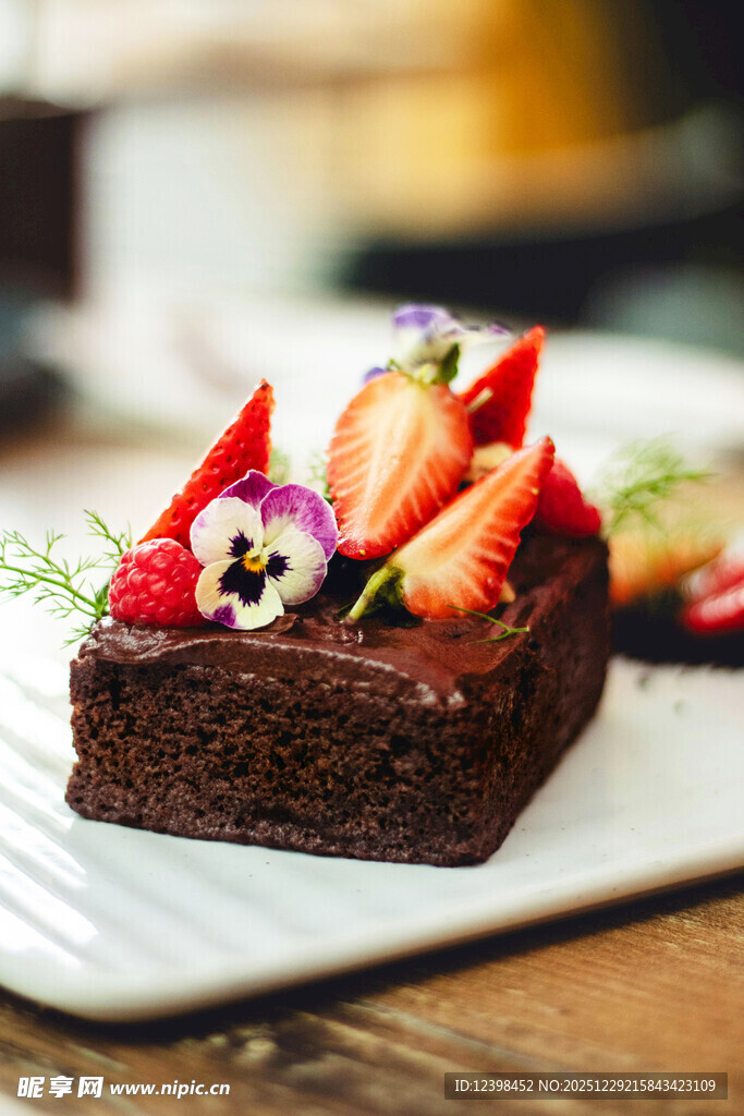 草莓装饰的美味巧克力蛋糕