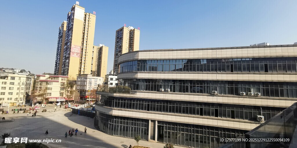 现代城市中的宏伟建筑群