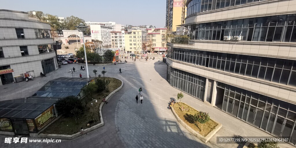 城市建筑间的开阔街道