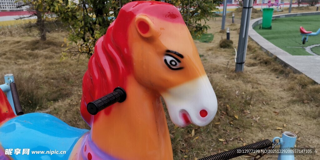 可爱彩色木马儿童游乐设施