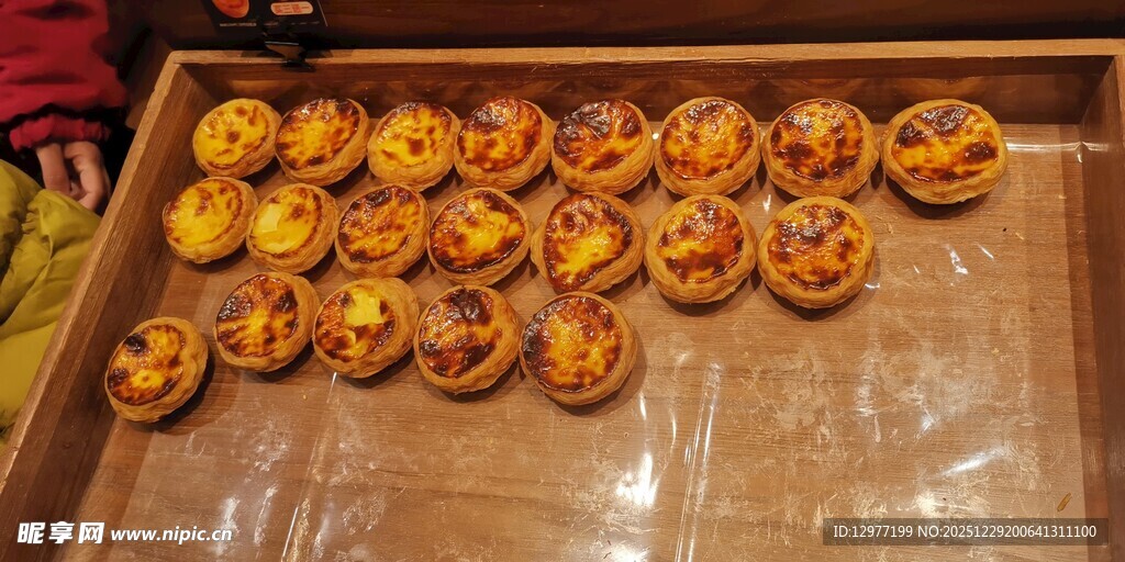 美味蛋挞整齐摆放在烤盘