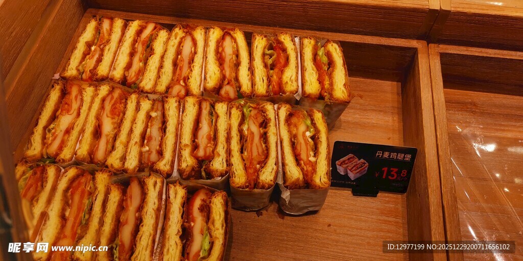整齐排列的美味热狗