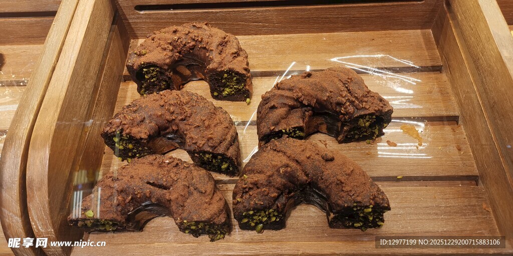 美味炸鸡腿摆放在木托盘上