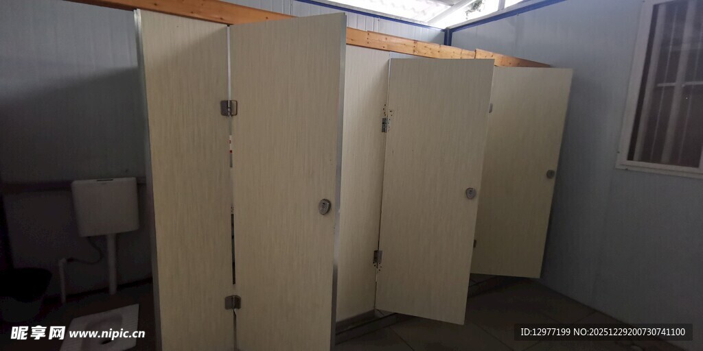 室内独立式白色卫生间隔间