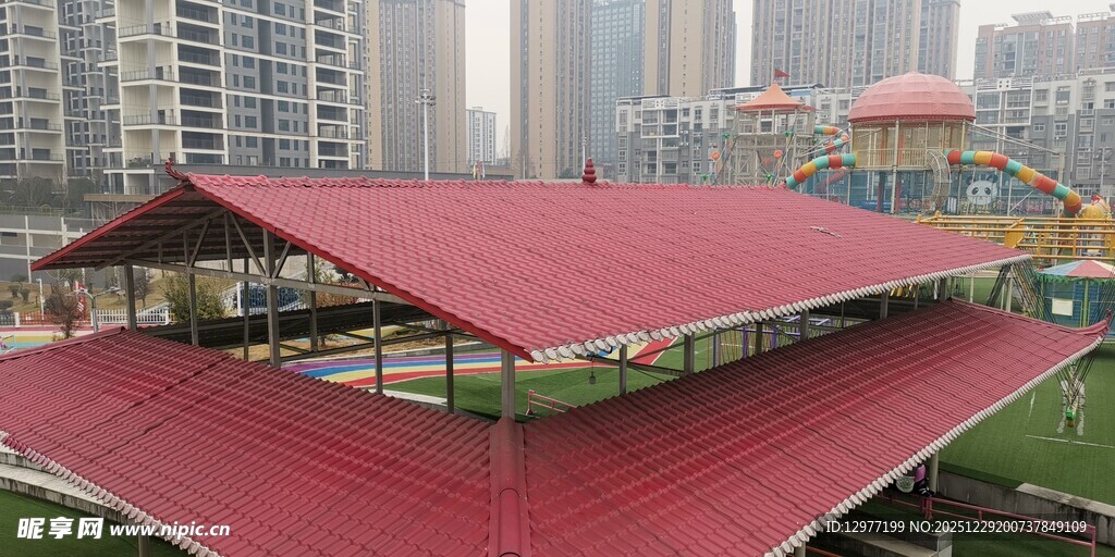 红色屋顶体育场 高楼背景