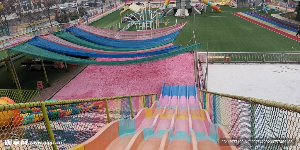 彩色户外滑梯儿童游乐区