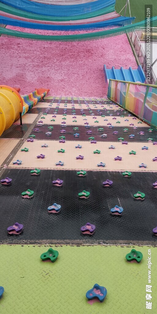 多彩地垫上的玩具摆放