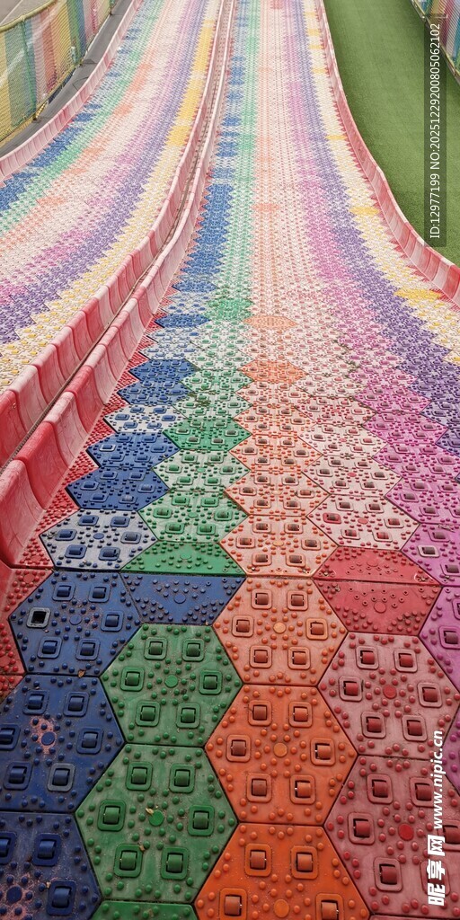 彩色拼接图案的趣味步道