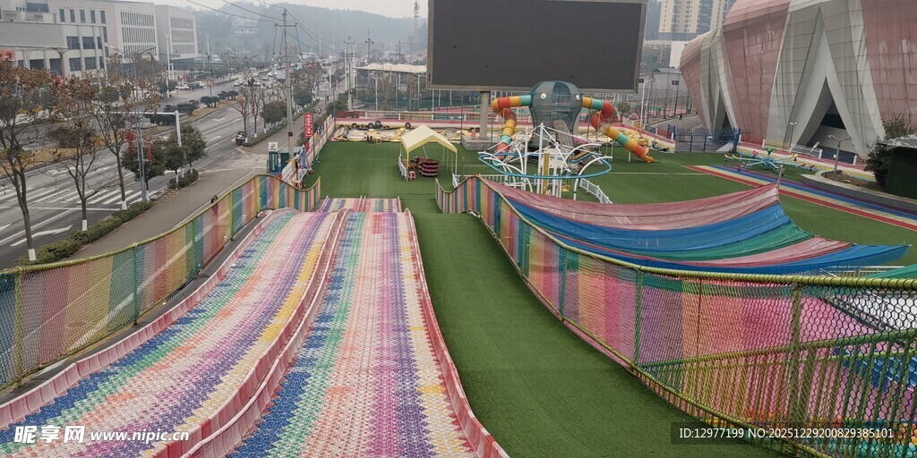 彩色斑斓户外彩虹滑道
