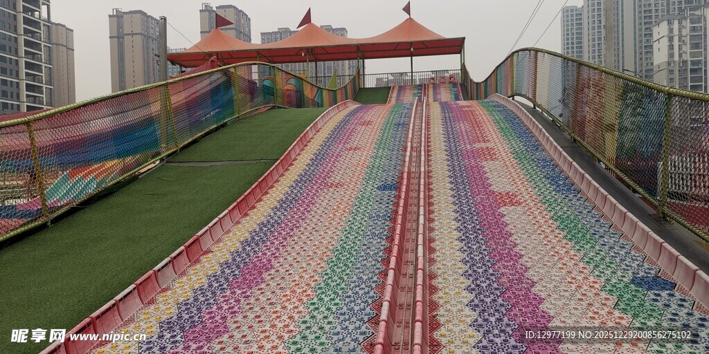 彩色斑斓的户外超长滑梯