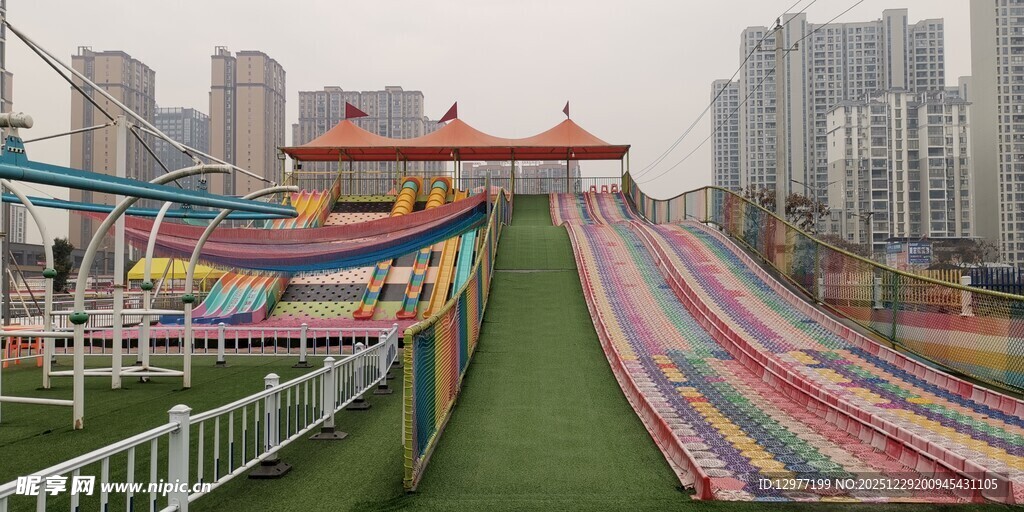 城市中的多彩户外游乐设施