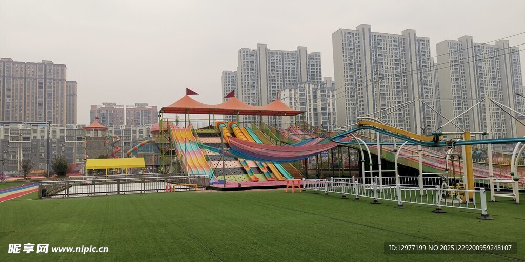 城市中的多彩户外儿童乐园