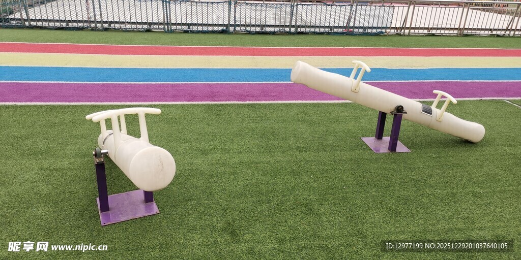 彩色跑道旁的健身器材