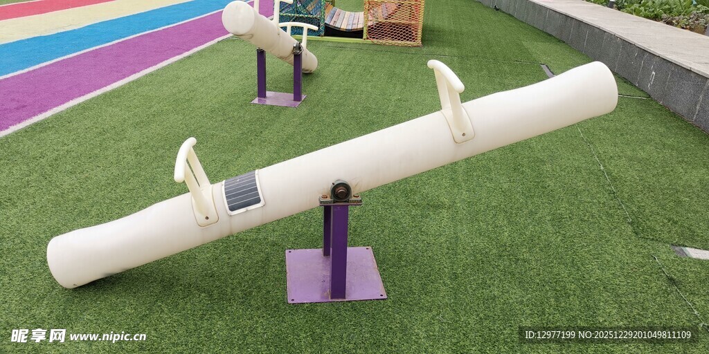 户外草坪上的跷跷板设施