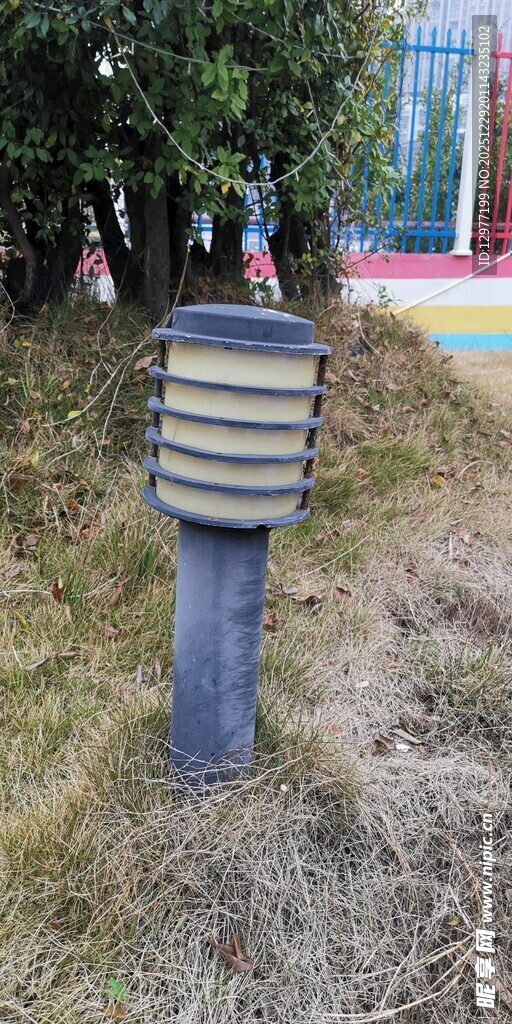 户外草地中的柱状景观灯