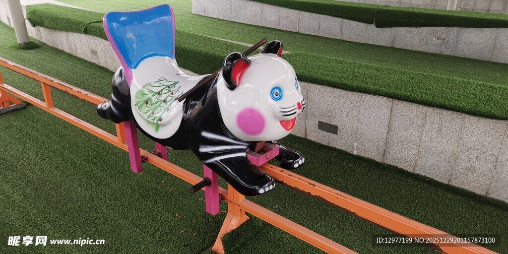 熊猫玩偶坐轨道小车