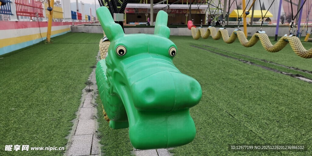 绿色鳄鱼造型户外游乐设施