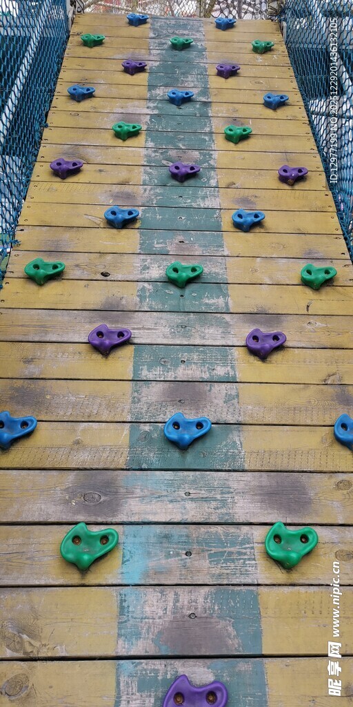 攀岩墙的多彩岩点