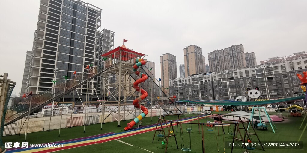 城市绿地中的多彩景观设施