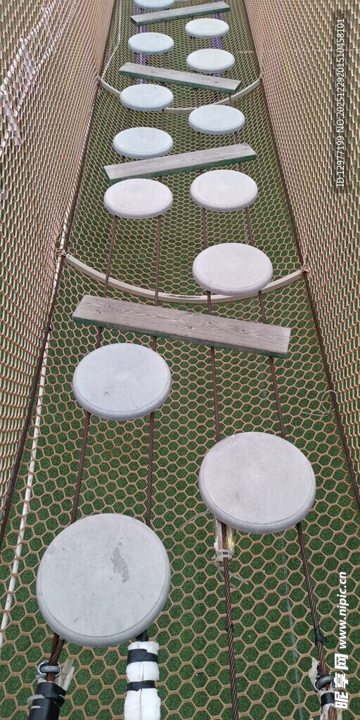 绿色网面排列的白色圆盘