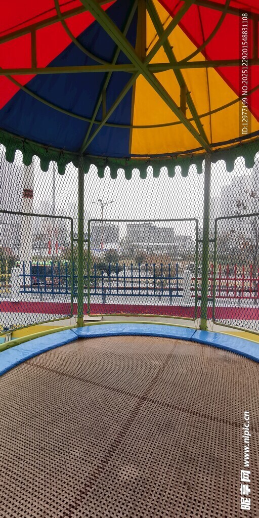 彩色旋转木马下的空旷场地