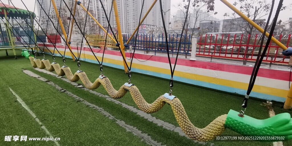 户外多彩充气障碍游乐设施