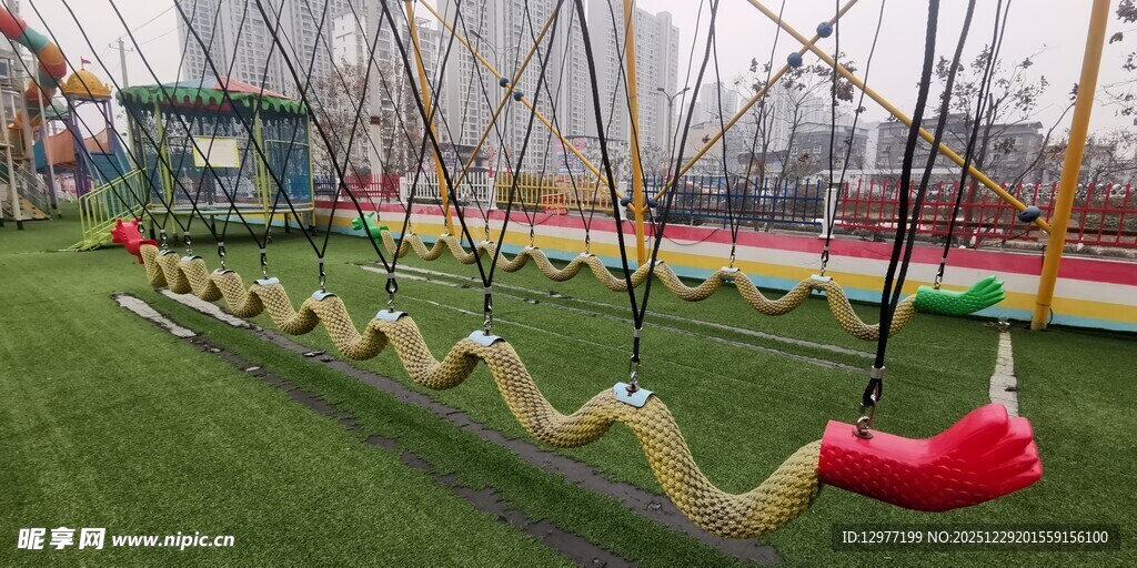 户外彩色秋千游乐设施