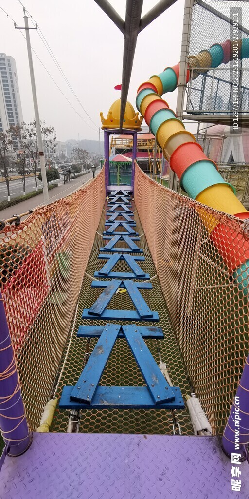 户外多彩儿童游乐设施