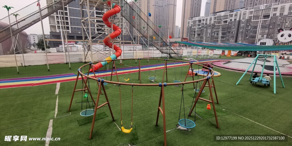 户外多彩儿童游乐设施场景