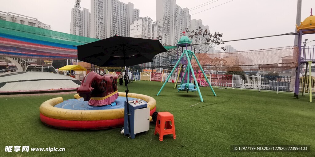 户外草坪上的休闲游乐场景