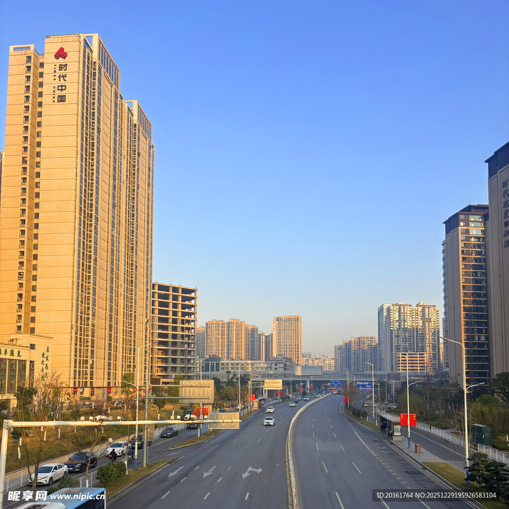城市宽阔道路与高楼景观