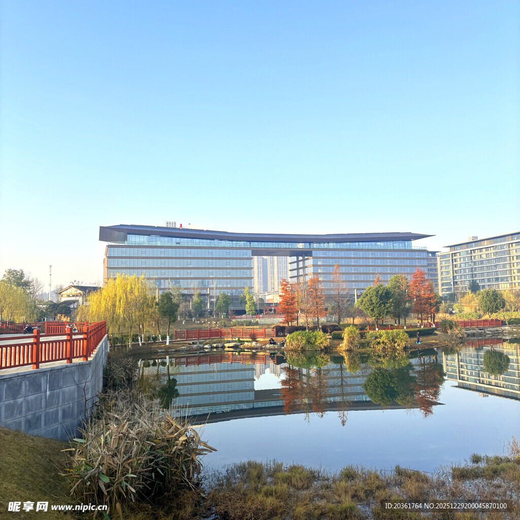 湖畔现代建筑群景观