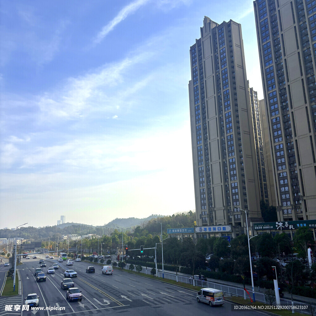 城市高楼旁的繁忙公路