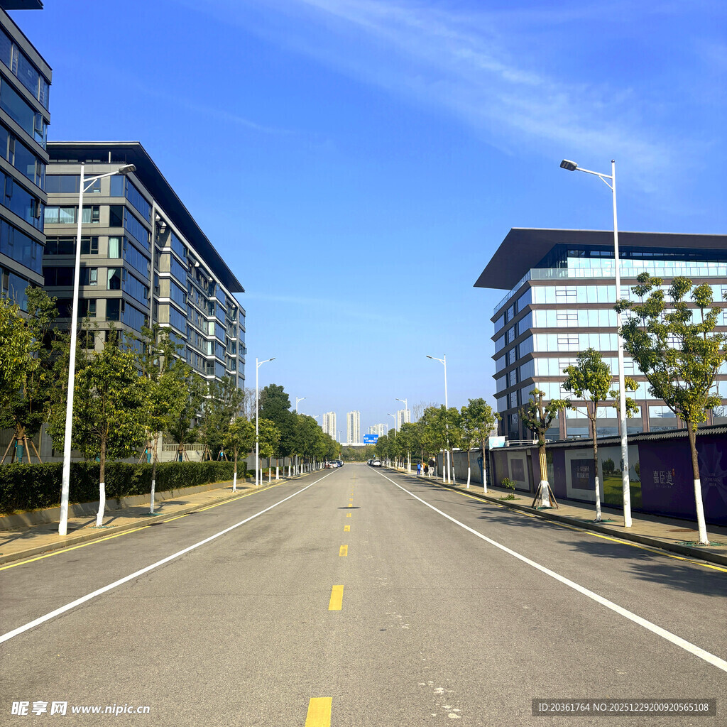 宽阔城市道路两旁高楼林立