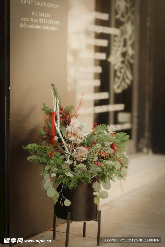 节日装饰花束 营造温馨氛围