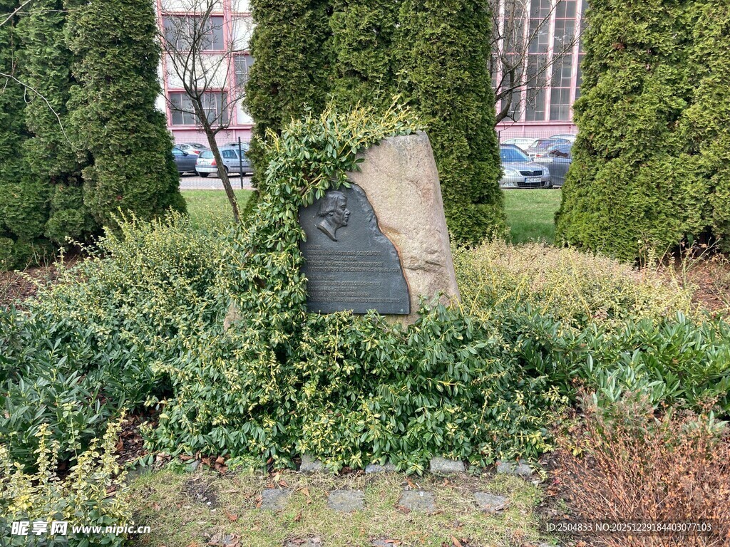 被绿植环绕的古老墓碑