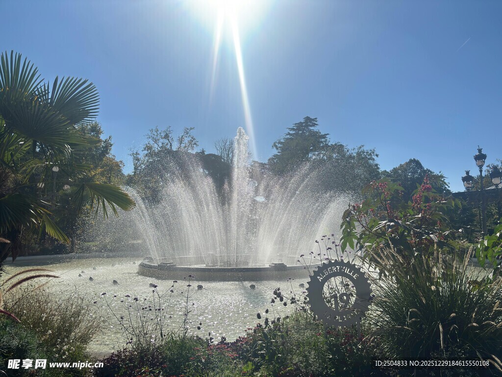 阳光下的喷泉景观