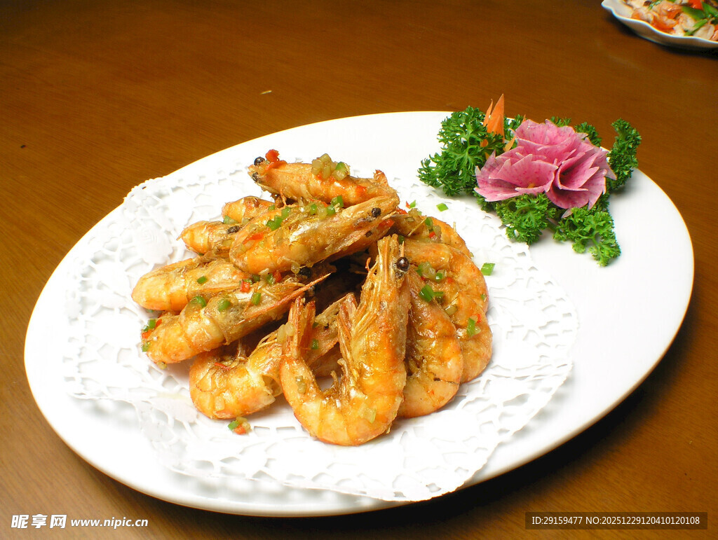 美味蒜蓉大虾摆于盘中