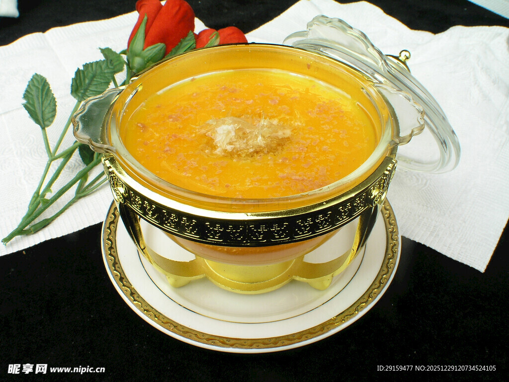 精致金盏装盛的美味汤品