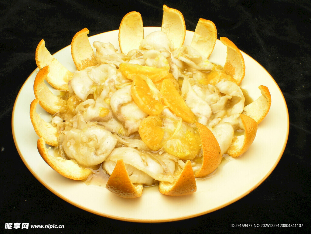 一盘剥开的新鲜橙子